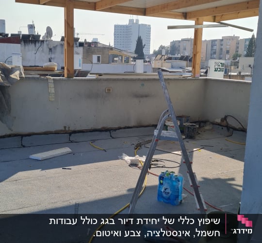 גג עם סולם, צינור צהוב ומיכל גז